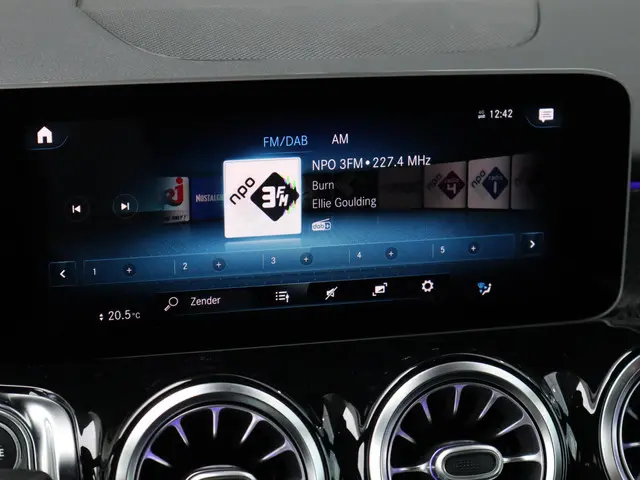 Mercedes-Benz GLB GLB 200 AMG line 2020 Benzine 23