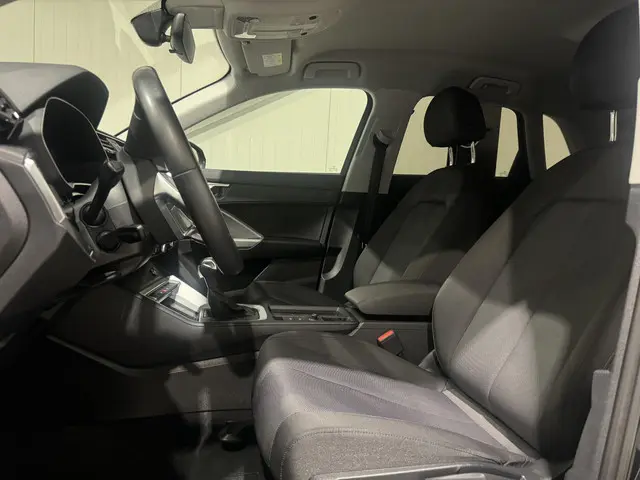 Audi Q3 45 TFSI e Business 2022 Hybride Benzine 8