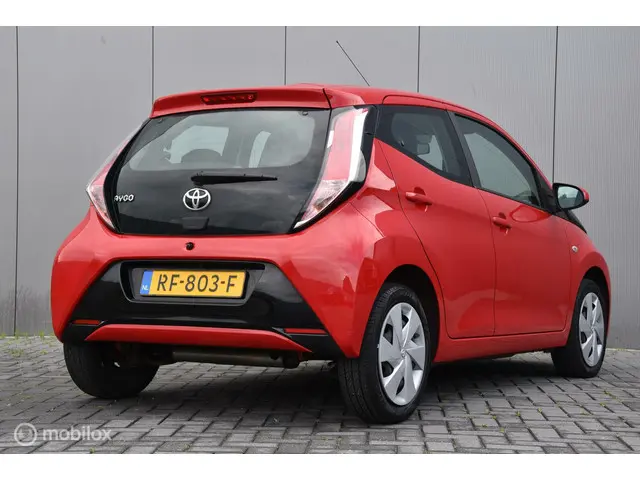 Toyota Aygo 1.0 VVT-i x-play | Camera | Airco| 2017 Benzine 6