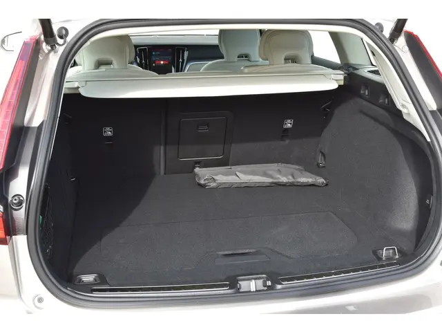 Volvo V60 B4 Core #CityWeaveBekleding 2022 Benzine 11