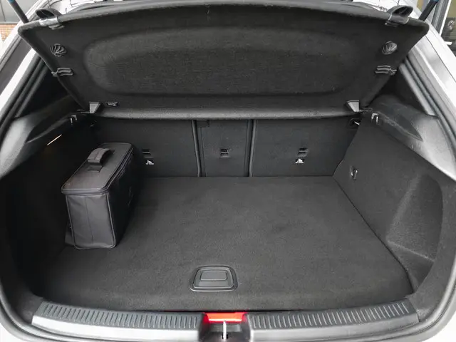 Mercedes-Benz A-Klasse 250 e AMG 2022 Hybride Benzine 31