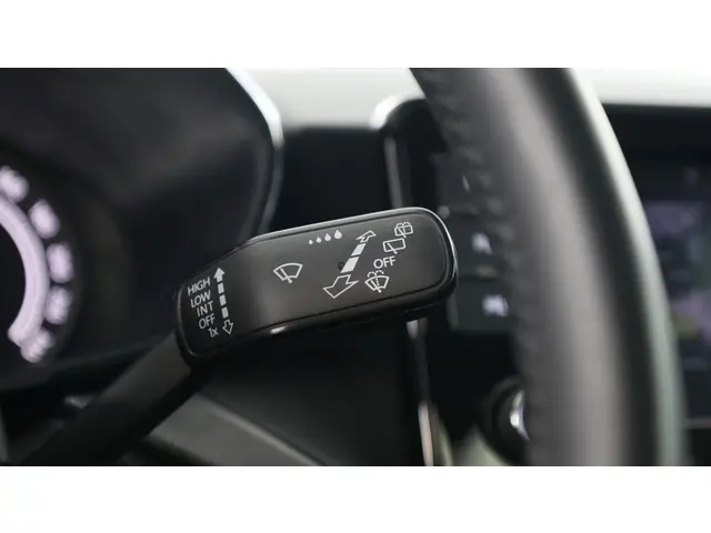 Škoda Fabia 1.0 MPI 80pk Ambition 2023 Benzine 24