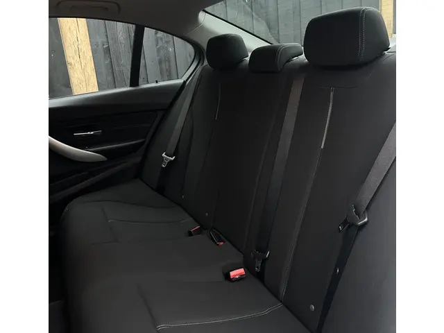 BMW 3 Serie 320i Business 2013 Benzine 23