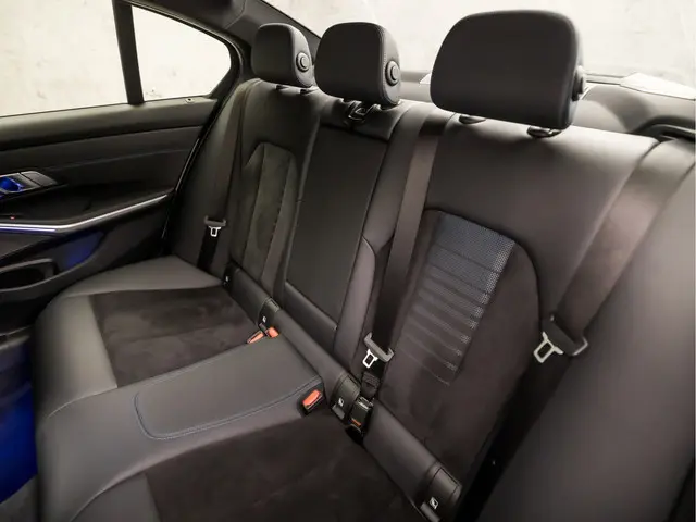 BMW 3 Serie 330i High Executive M Sport 2019 Benzine 17