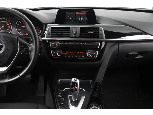 BMW 3 Serie Touring 320i Executive 2018 Benzine 27