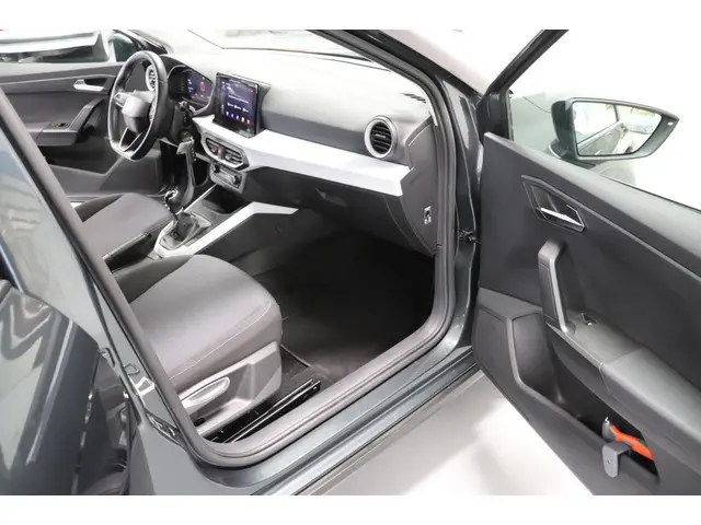 SEAT Arona 1.0 TSI Style Business Intense 2021 Benzine 23