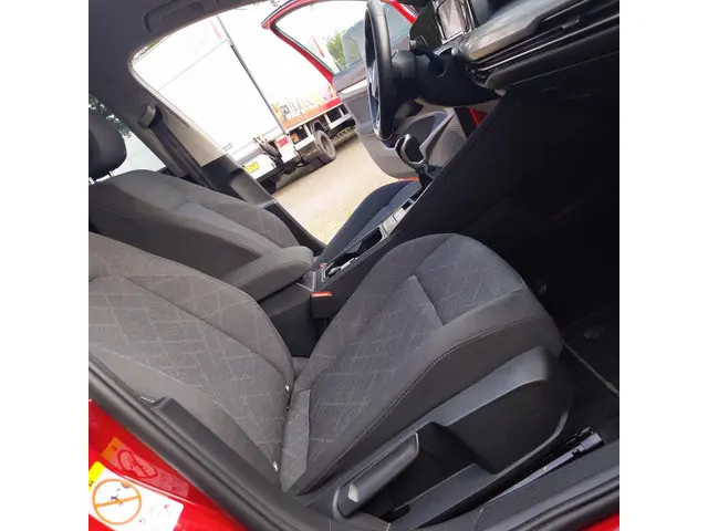 Volkswagen Golf 1.5 TSI Life Business 2022 Benzine 37