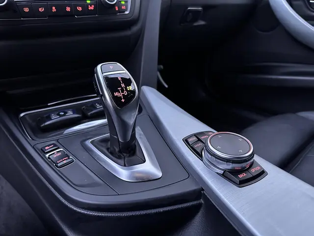 BMW 3 Serie Touring 320i High Executive 2015 Benzine 16