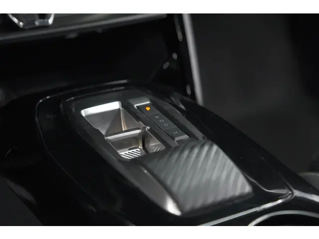 Peugeot 208 Hybrid 136 e-DCS6 GT 2024 Hybride Benzine 46