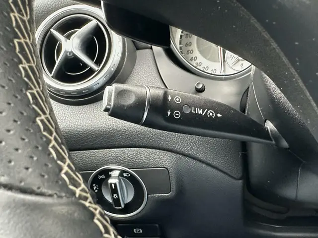Mercedes-Benz GLA 180 Prestige 2016 Benzine 18