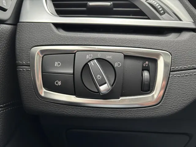 BMW X1 sDrive20i Business Edition Plus 2021 Benzine 32