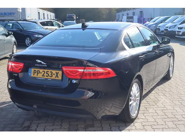 Jaguar XE 2.0 D Pure 2017 Diesel 6