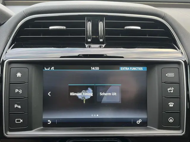 Jaguar XE 2.0 Portfolio 2015 Benzine 77