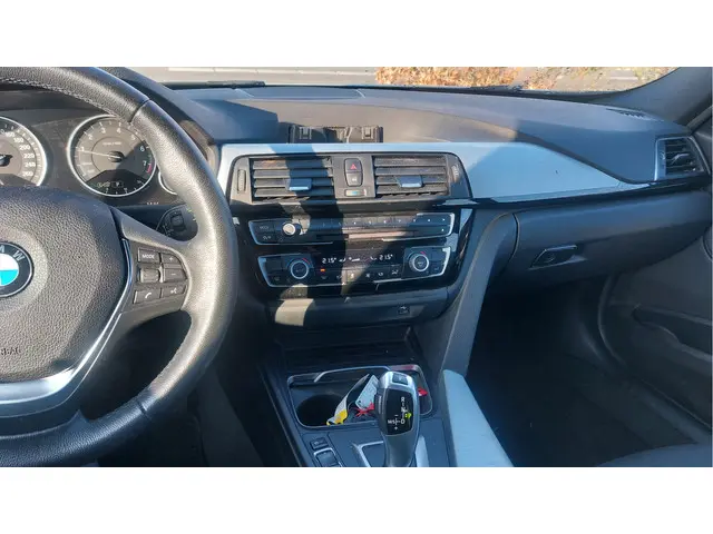 BMW 3 Serie Touring 318i Executive 2018 Benzine 6