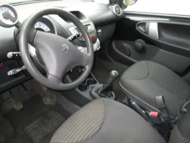 Peugeot 107 1.0 Active 2012 Benzine 7