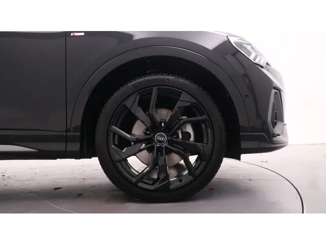 Audi Q3 45 TFSI e S edition 2025 Hybride Benzine 11