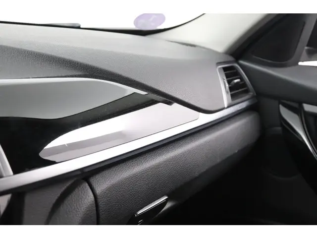 BMW 3 Serie Touring 320i Executive 2018 Benzine 36