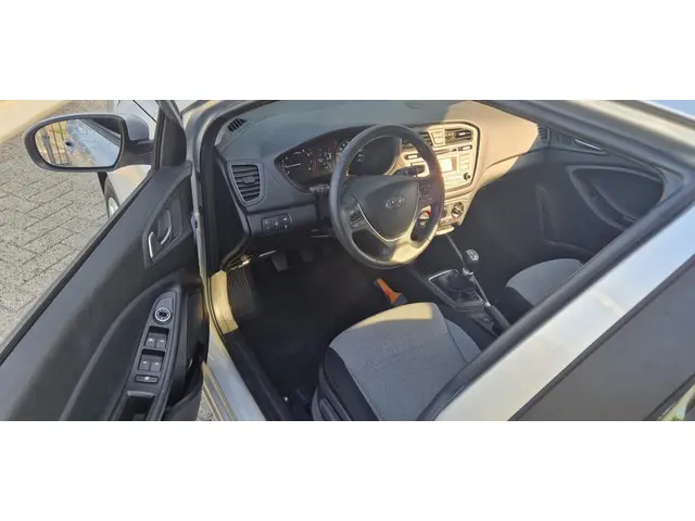 Hyundai i20 1.2 HP i-Motion 2015 Benzine 6