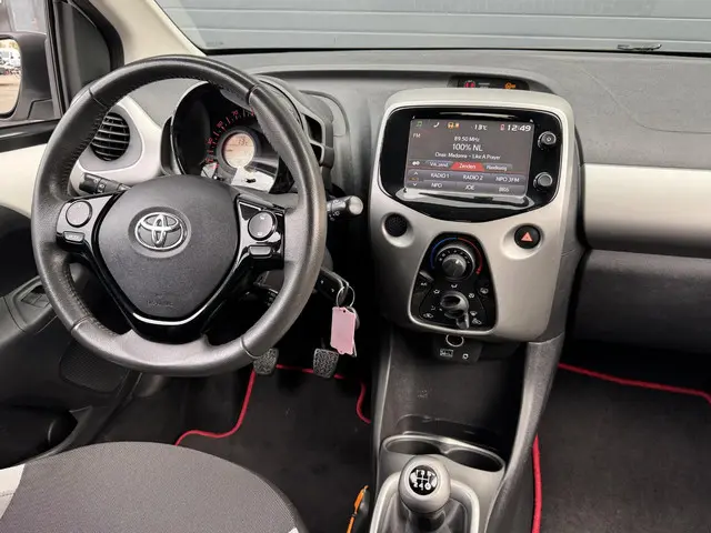 Toyota Aygo 1.0 VVT-I X-PLAY 2014 Benzine 8