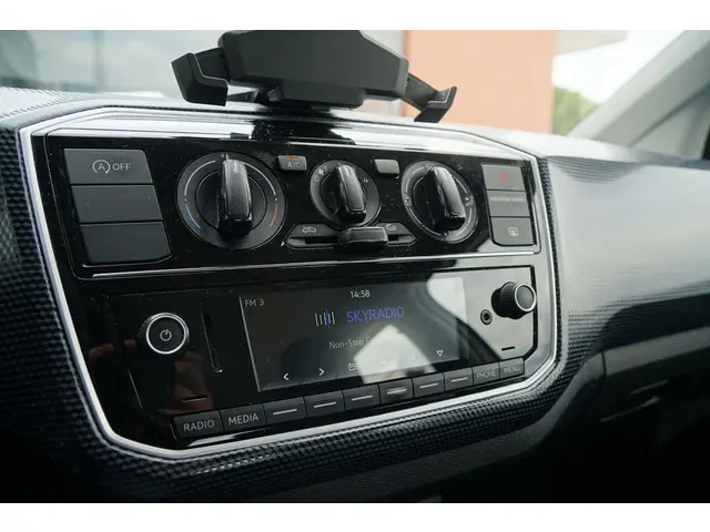 Volkswagen up! 1.0 BMT move up! 2017 Benzine 16