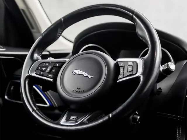 Jaguar F-PACE 2.0 Portfolio R-Sport AWD 20d 2017 Diesel 19
