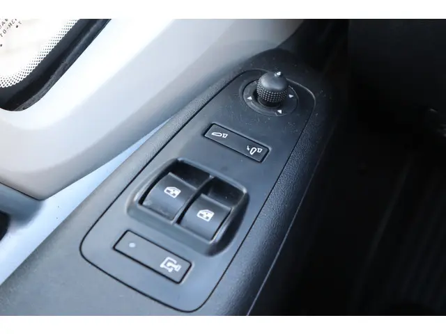 Peugeot Boxer 330 2.2 HDI L1H1 Première 2015 Diesel 16