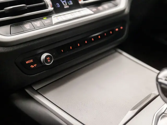 BMW 3 Serie 318i Executive Sportline 2020 Benzine 29