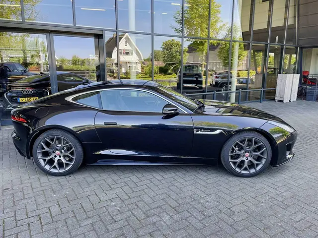 Jaguar F-Type P300 RWD 2019 Benzine 13