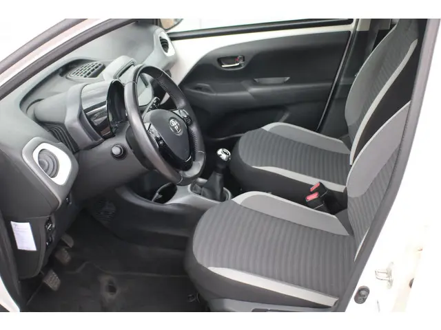 Toyota Aygo 1.0 VVT-i x-play limited 2019 Benzine 7