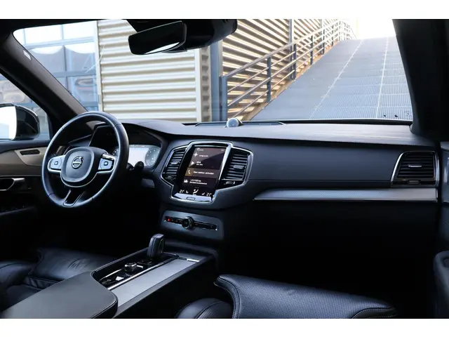 Volvo XC90 B6 AWD R-Design 2022 Benzine 3