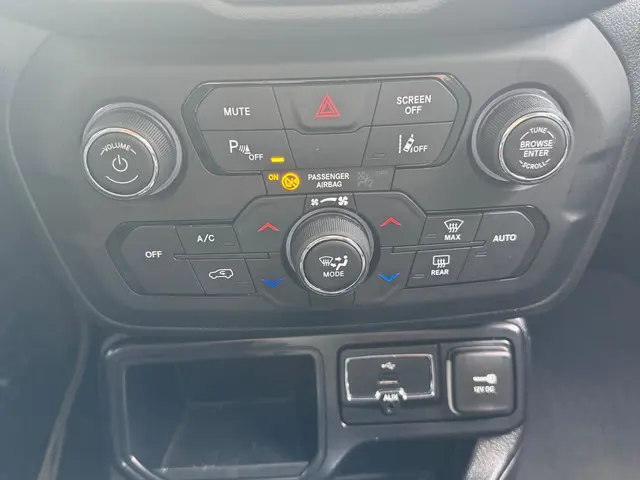 Jeep Renegade 1.3T Limited / Navi / Trekhaak 2019 Benzine 16