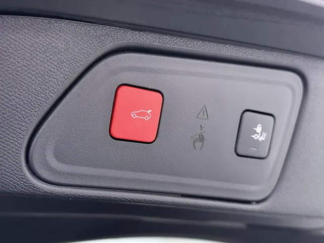 Peugeot 3008 1.6 HYbrid4 300 GT 2022 Hybride Benzine 12