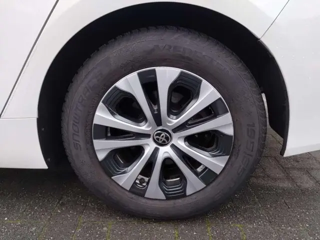 Toyota Prius 1.8 Dynamic 2020 Hybride Benzine 12