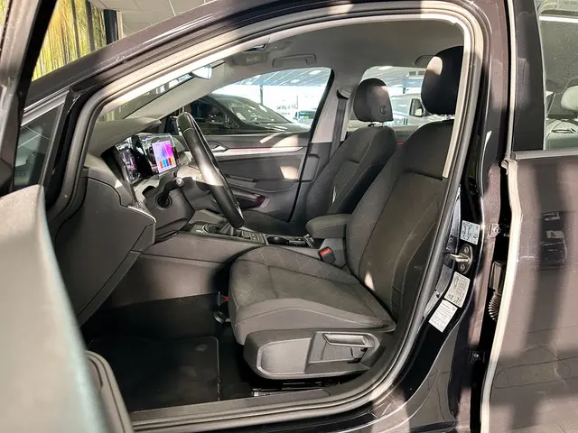 Volkswagen Golf 1.0 TSI Life 2022 Benzine 8