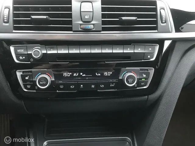 BMW 3 Serie 330i 2018 Benzine 14