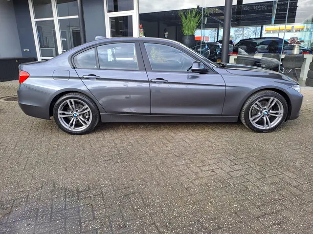 BMW 3 Serie 320i High Executive 2012 Benzine 15