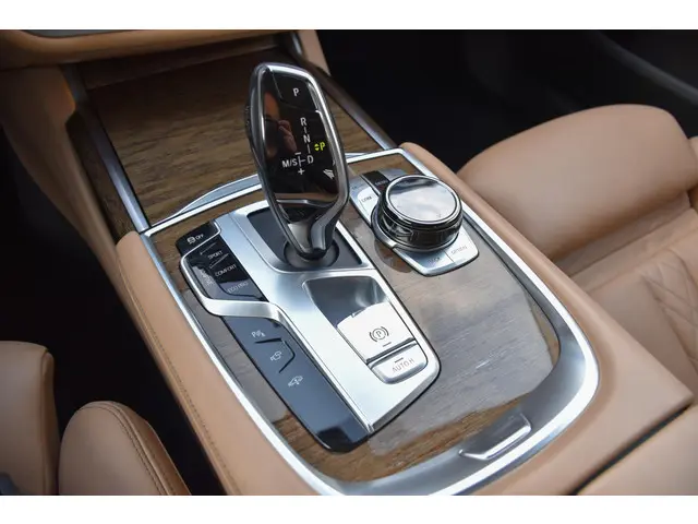 BMW 7 Serie 740Li High Executive 2015 Benzine 43