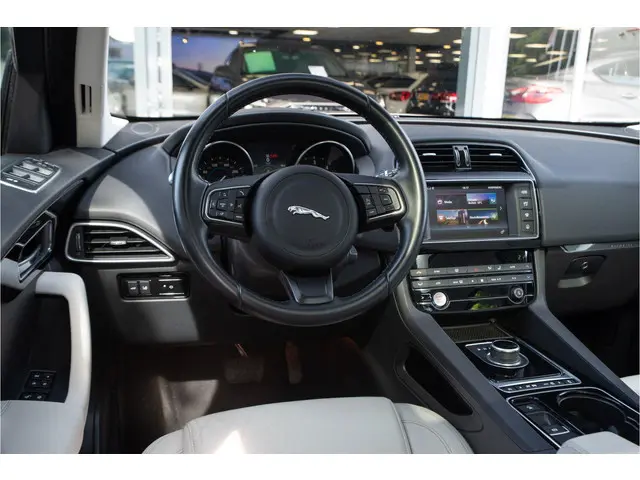 Jaguar F-PACE 2.0 Portfolio Pano AWD 20d 2017 Diesel 10