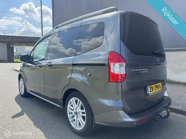 Ford Tourneo Courier 1.0 Titanium 2016 Benzine 18