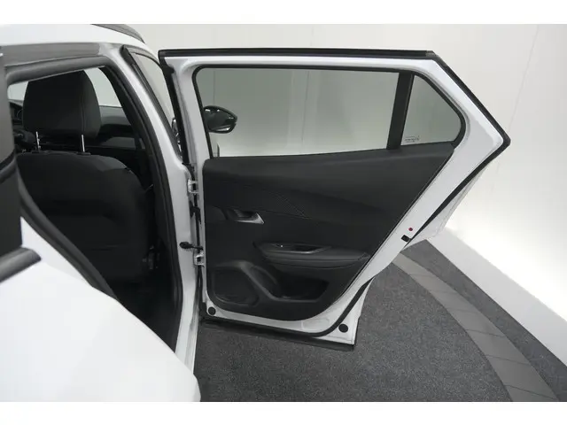 Peugeot 2008 PureTech 130 EAT8 Allure 2022 Benzine 63