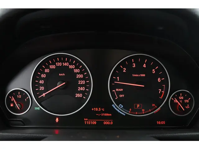 BMW 3 Serie Touring 320i Executive 2018 Benzine 4