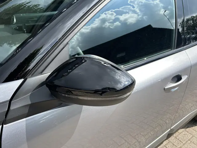 Peugeot 2008 1.2 Hybrid 145 GT 2025 Hybride Benzine 40