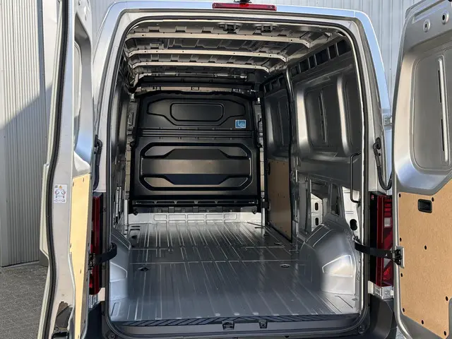 Nissan Interstar 2.3 dCi L3H2 Tekna 2024 Diesel 42