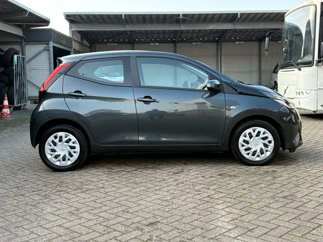 Toyota Aygo 1.0 VVT-i x-play 2019 Benzine 6