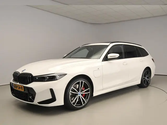 BMW 3 Serie Touring 330e 2024 Hybride Benzine 54