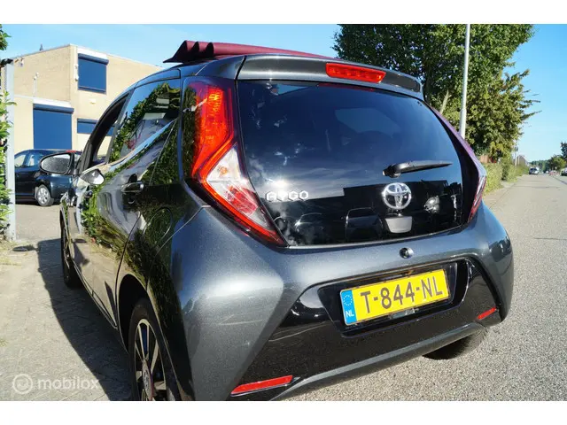 Toyota Aygo 1.0 VVT-i x-clusiv met open dak 2020 Benzine 3