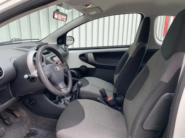 Toyota Aygo 1.0 VVT-i Now|Navigatie|Airco| 2014 Benzine 7
