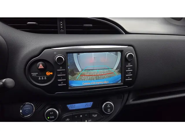 Toyota Yaris 1.5 Hybrid Splash 2018 Hybride Benzine 18