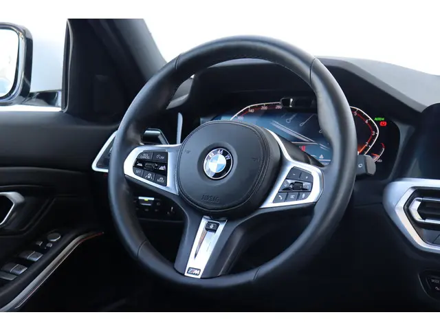 BMW 3 Serie Touring 320i Executive Edition 2020 Benzine 16