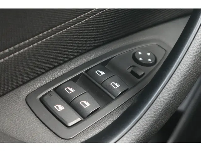 BMW X1 sDrive18i High Executive 2019 Benzine 23